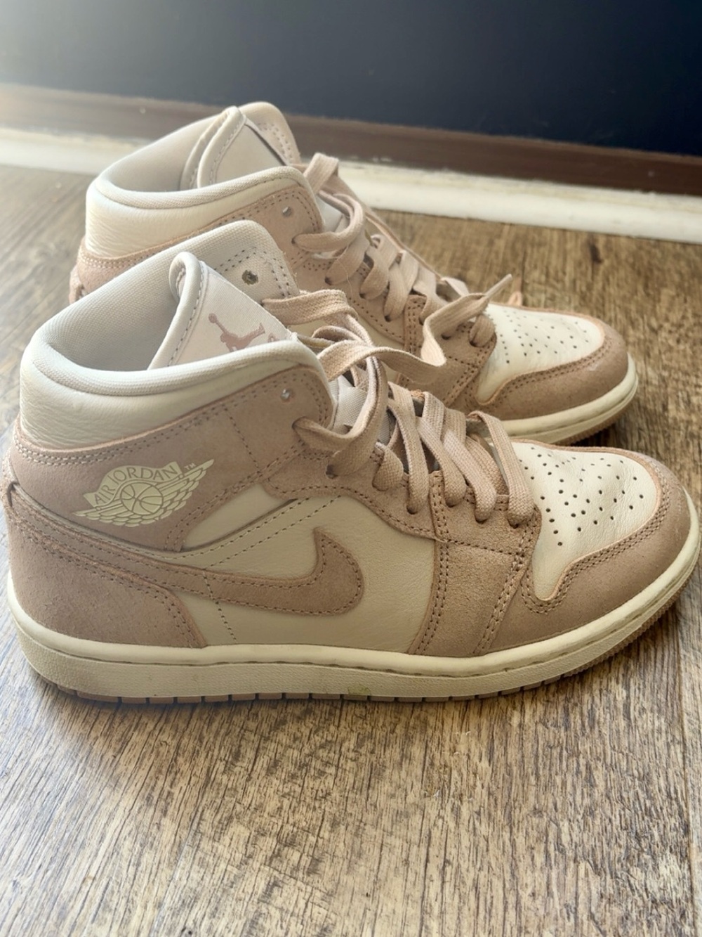 NWOB Jordan mid sneaker in blush/beige and cream